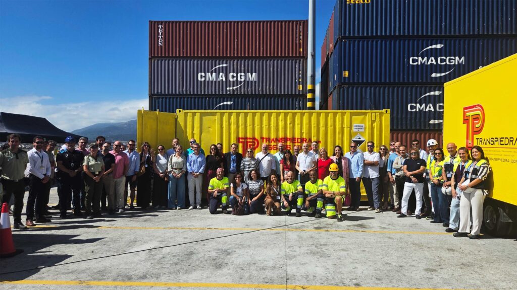 Autoridades y representantes de empresas observando el simulacro en la terminal