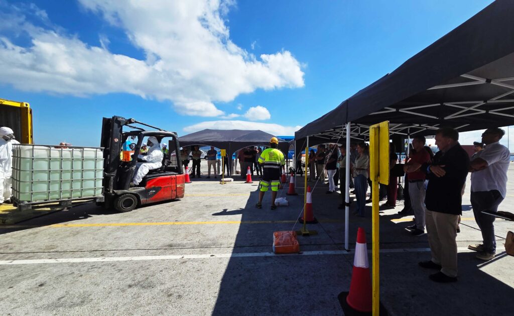 Carretilla elevadora eléctrica ATEX descargando IBC en una zona balizada