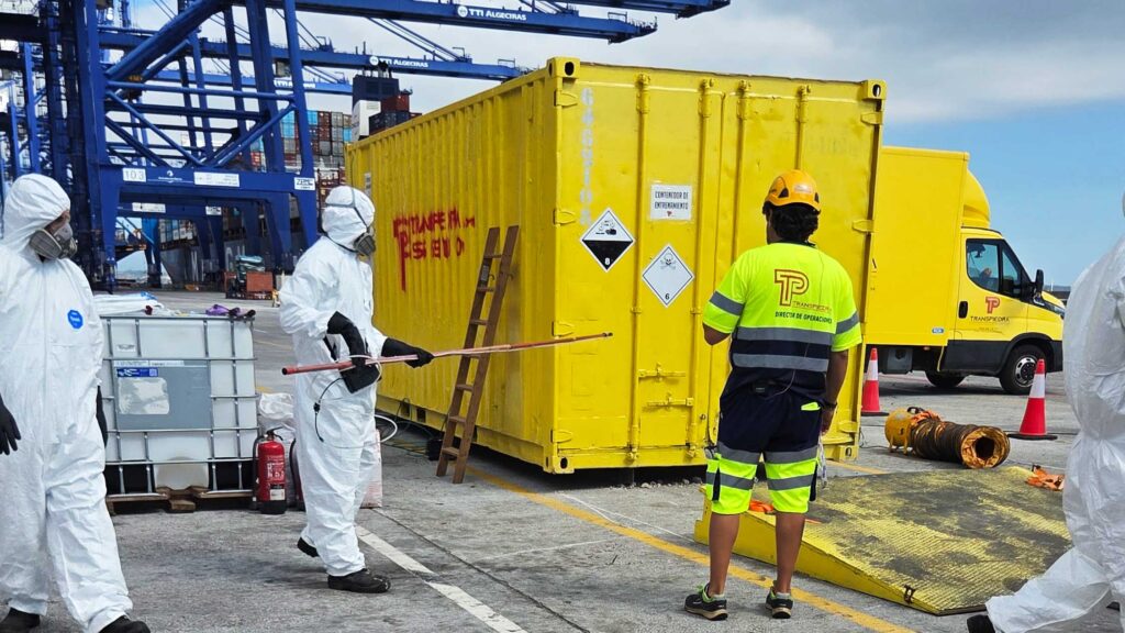 Técnico de TransPiedra midiendo gases en la puerta de un contenedor marítimo